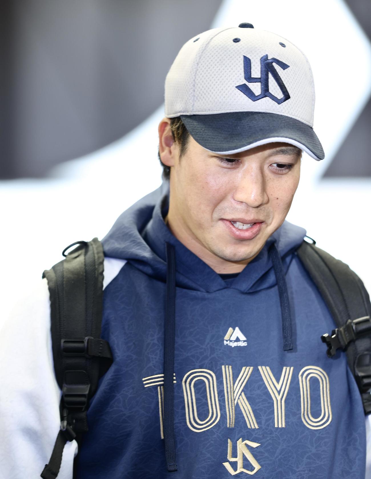 25年4月1日　ヤクルト対広島　試合前、室内練習場から移動するヤクルト山田（撮影・河田真司）