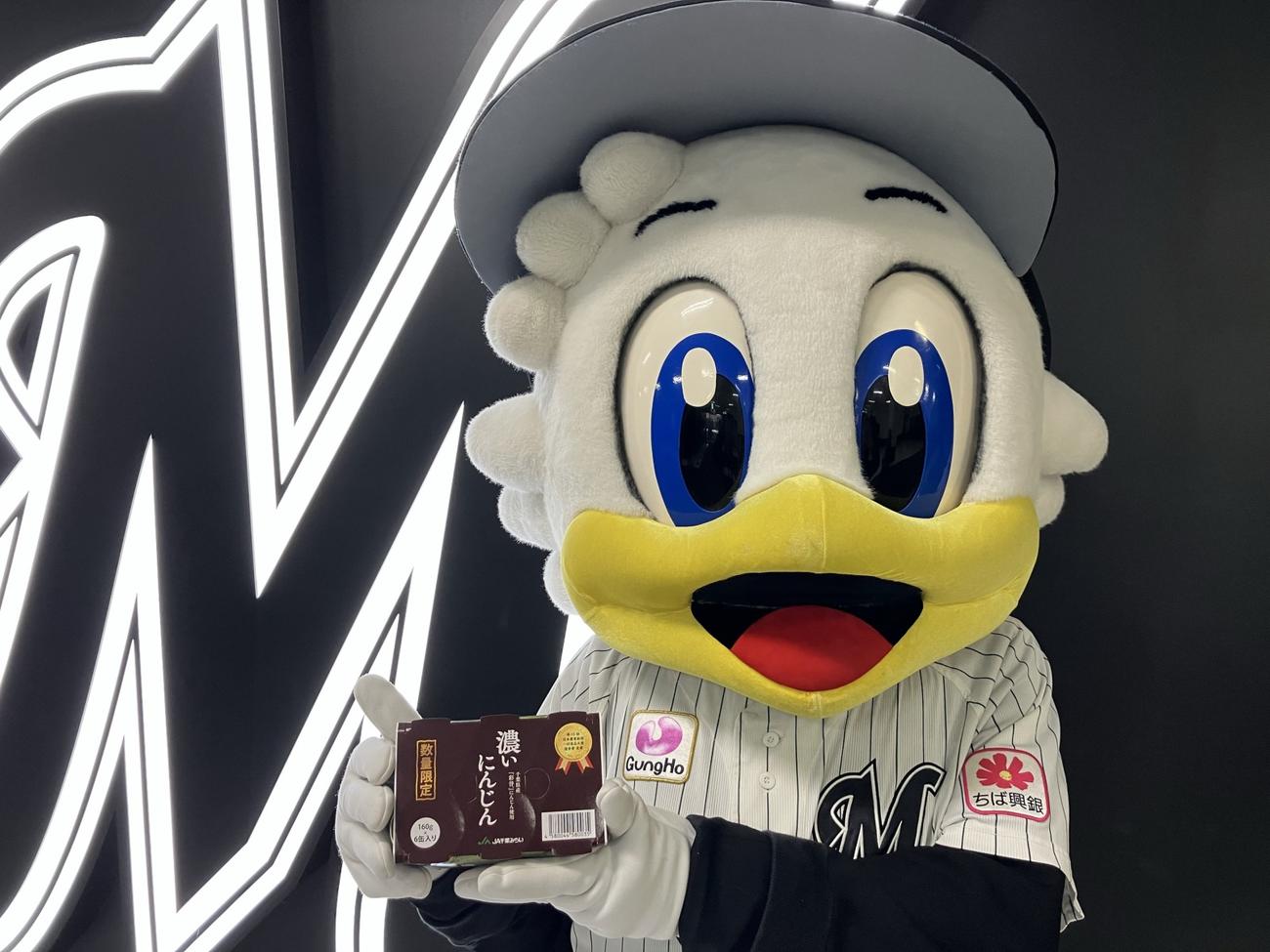 JA千葉みらい濃いにんじんジュースを持つマーくん（球団提供）