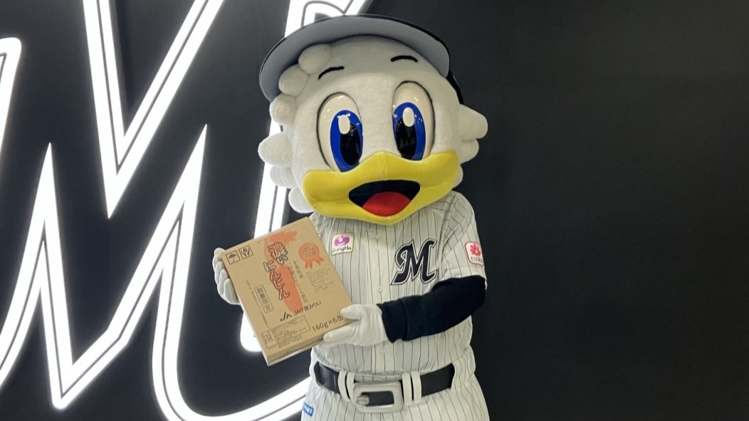 JA千葉みらい濃いにんじんジュースを持つマーくん（球団提供）