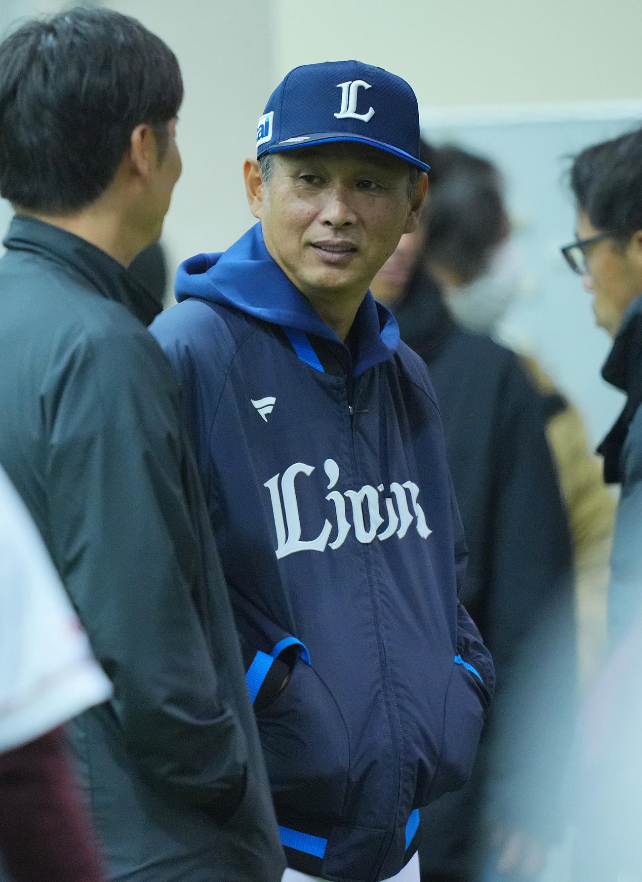 2試合連続で雨天中止となり練習を見守る西武西口監督（撮影・垰建太）