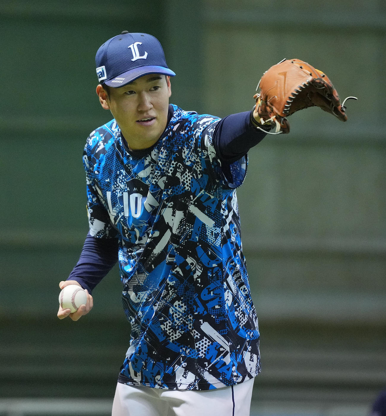室内練習場で調整する西武上田（撮影・垰建太）