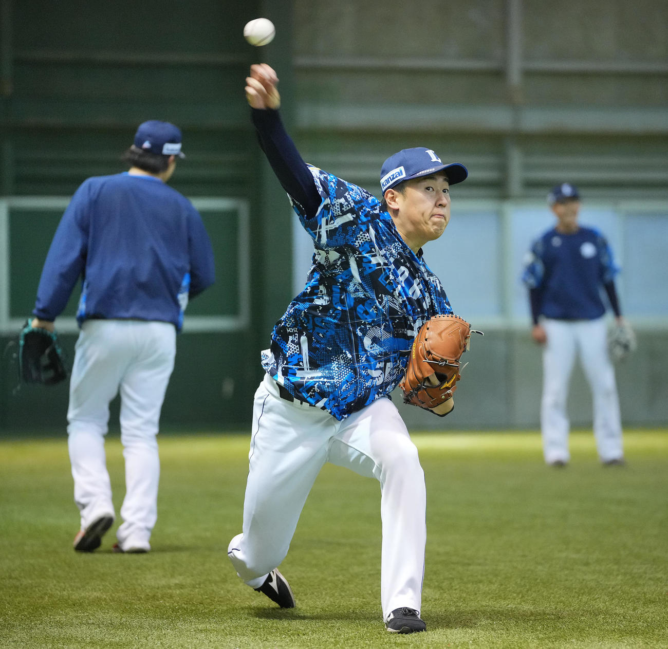 室内練習場で調整する西武上田（撮影・垰建太）