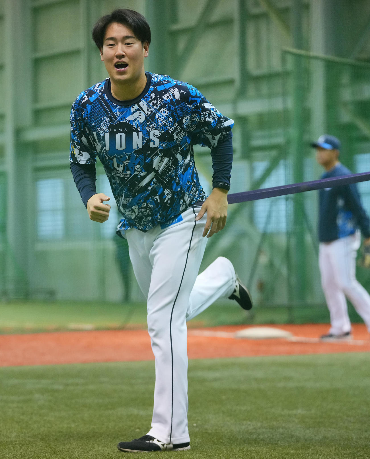 室内練習場で調整する西武上田（撮影・垰建太）