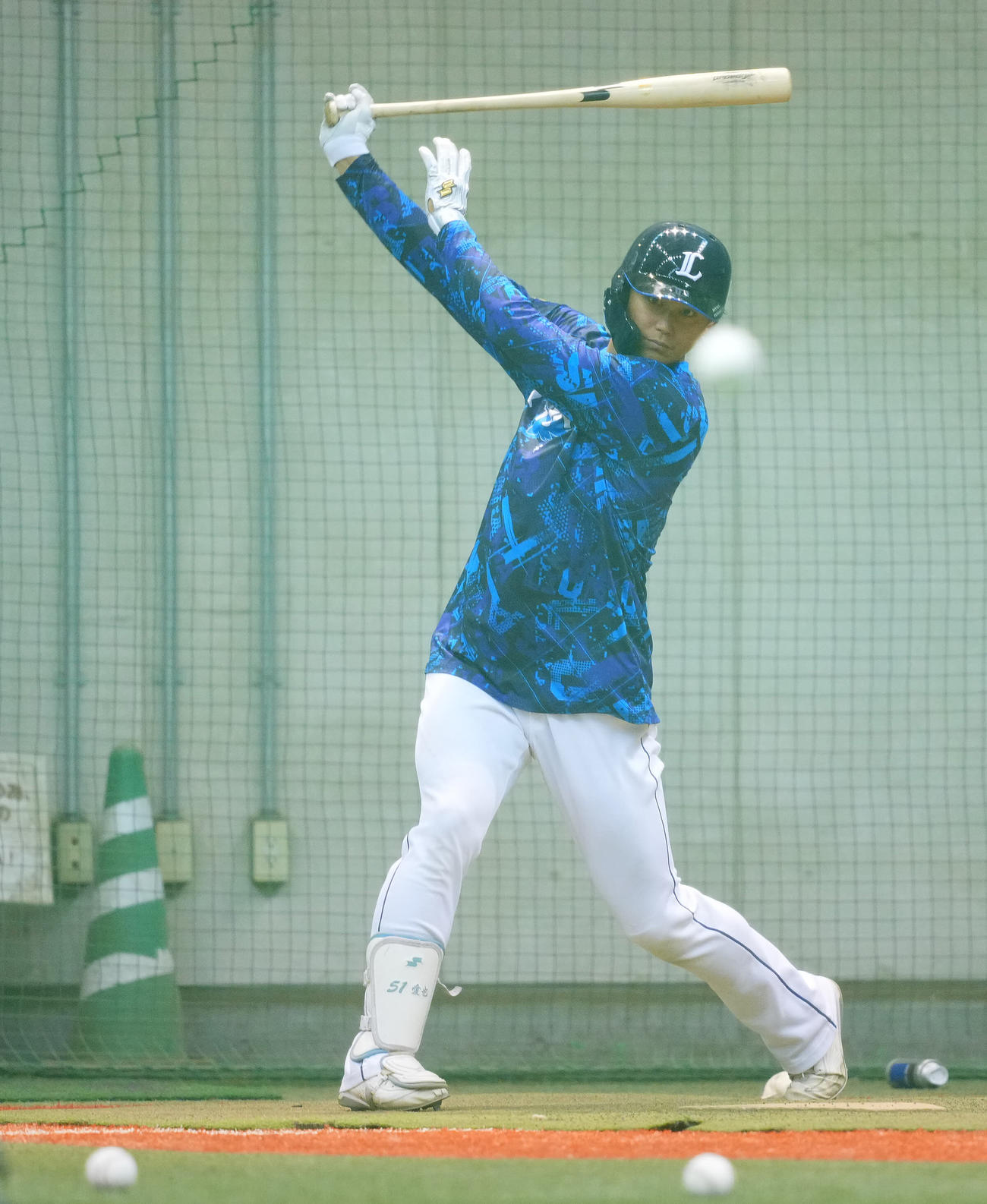 2試合連続で雨天中止となり室内練習場で打撃練習に臨む西武西川（撮影・垰建太）