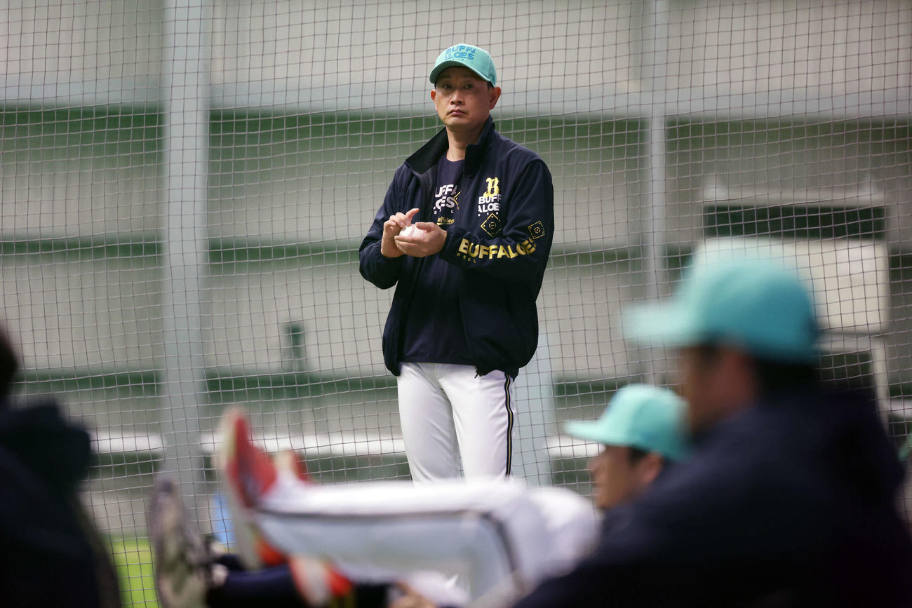ロッテ対オリックス　試合前、室内練習を見守るオリックス岸田監督（撮影・宮地輝）