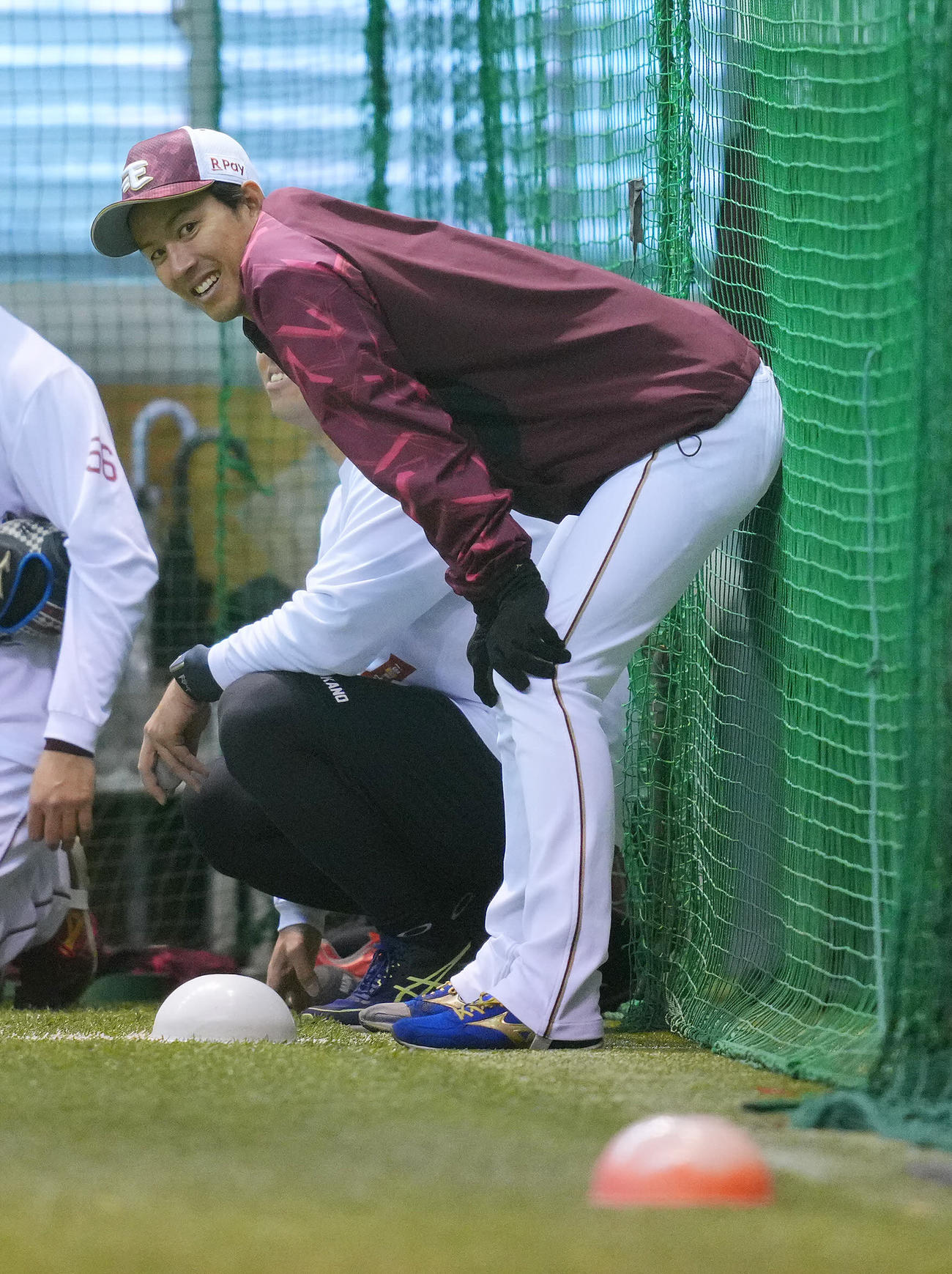2試合連続で雨天中止となり室内練習場で調整する楽天岸（撮影・垰建太）