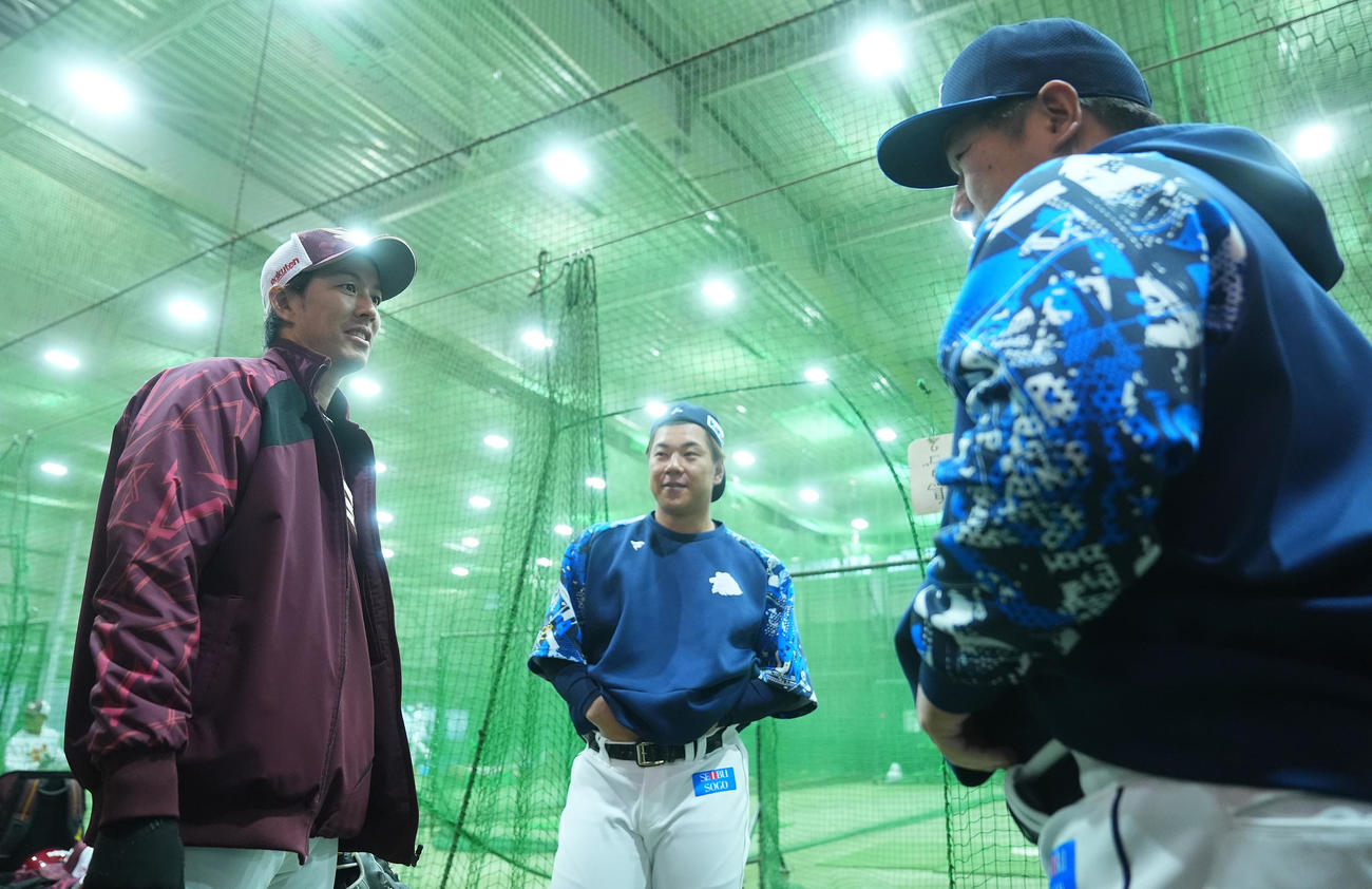 2試合連続で雨天中止となり室内練習場で談笑する楽天岸（左）、西武炭谷（中央）、中村（撮影・垰建太）