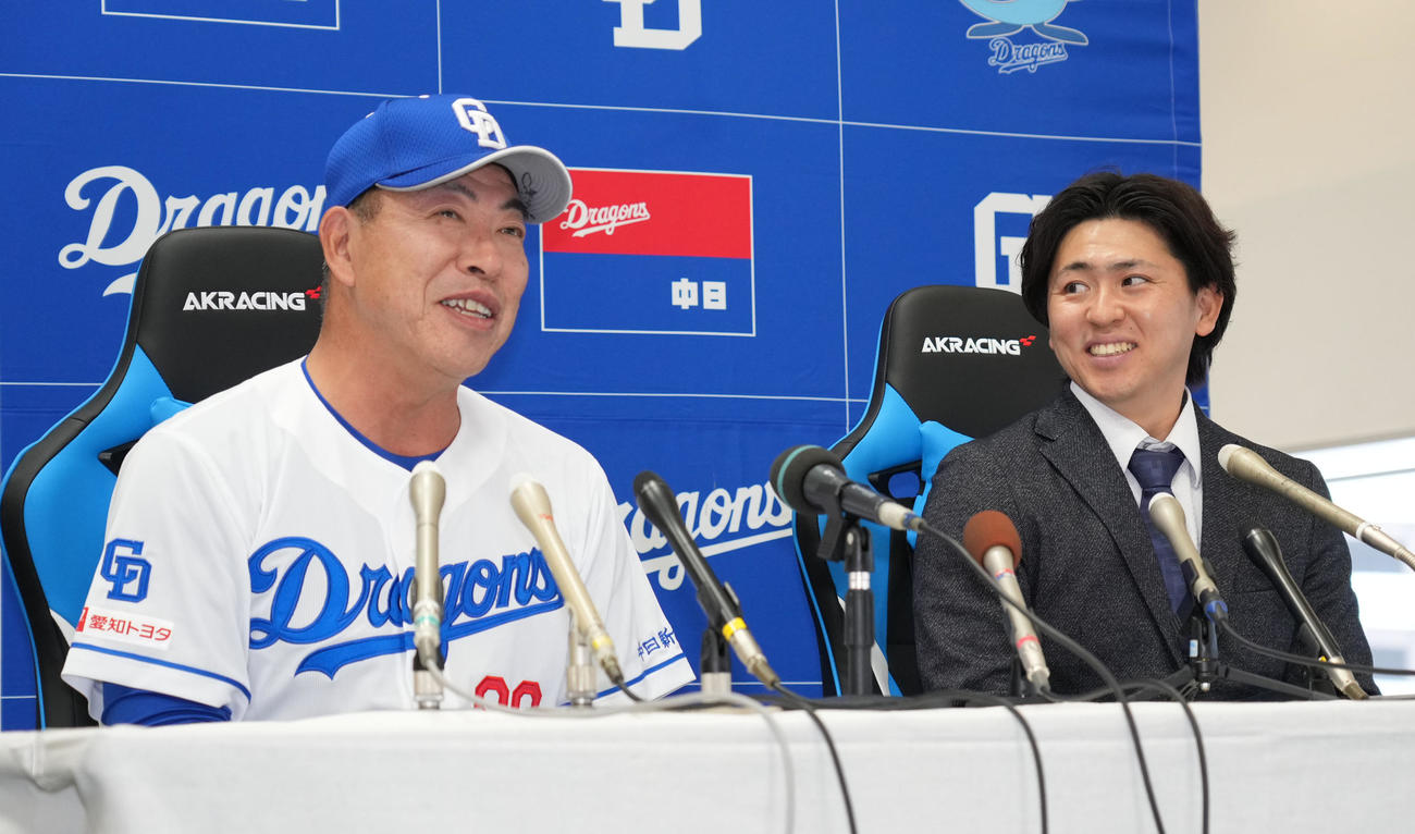 支配下登録が決まり井上監督同席のもと会見する三浦（右）（撮影・森本幸一）