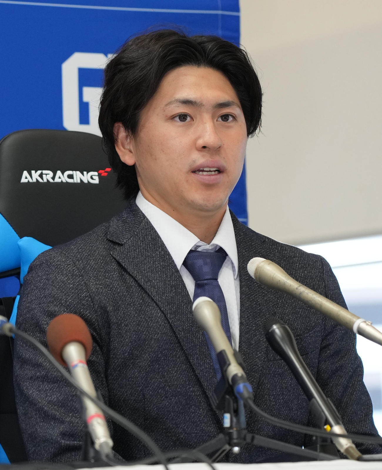 支配下登録が決まり会見する三浦（撮影・森本幸一）