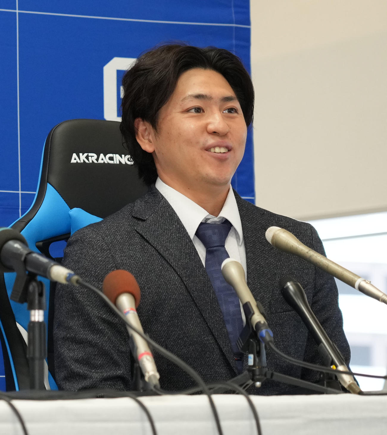 支配下登録が決まり会見する三浦（撮影・森本幸一）