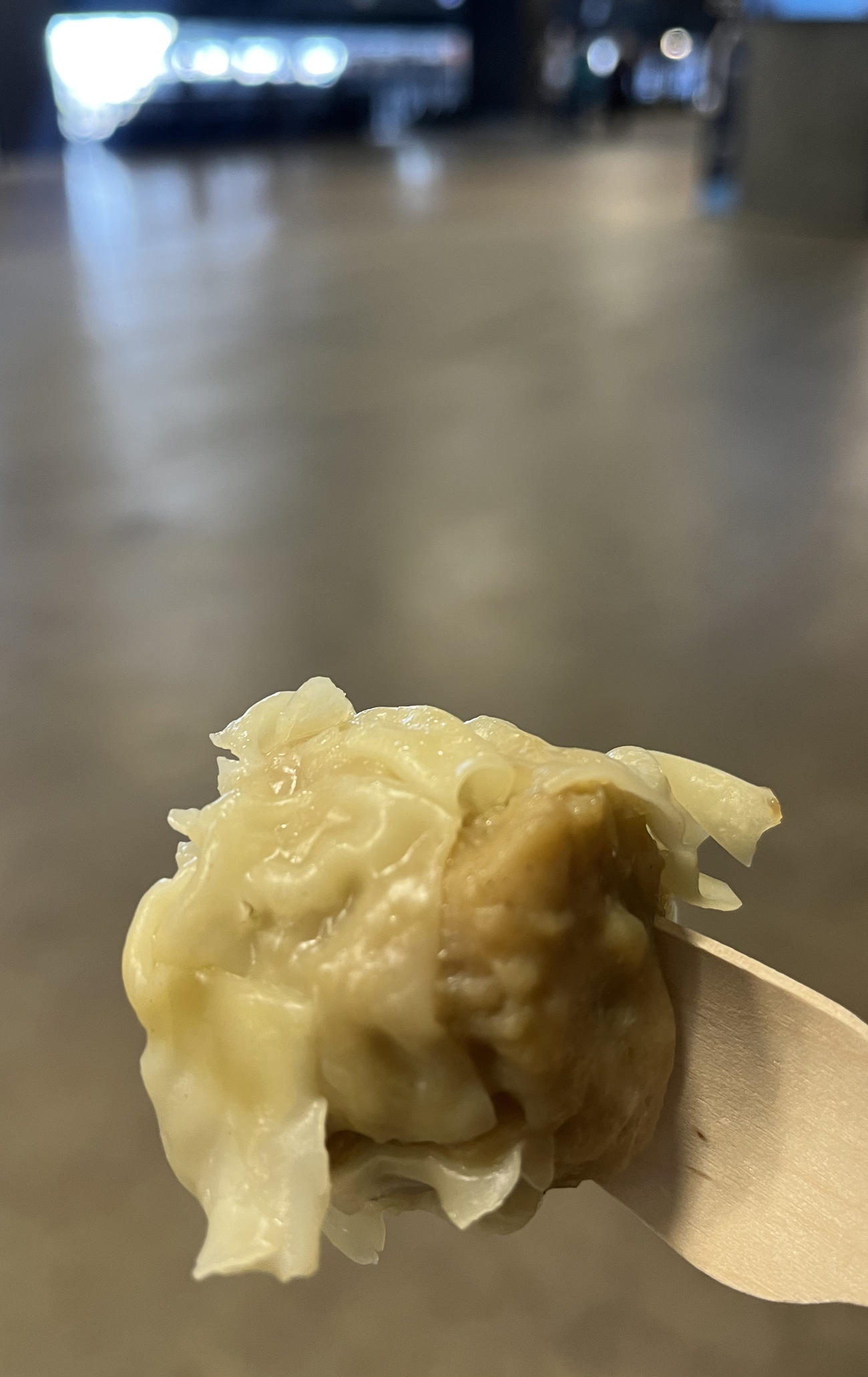 大粒な「Fのしゅうまいまい」を試食（撮影・永野高輔）