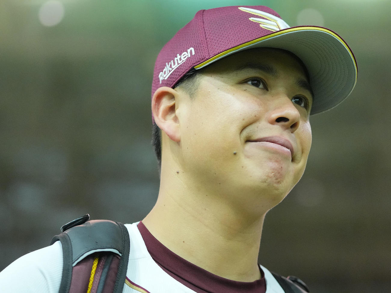2試合連続で雨天中止となり先発登板予定だった楽天藤井は渋い表情を見せながら引き揚げる（撮影・垰建太）