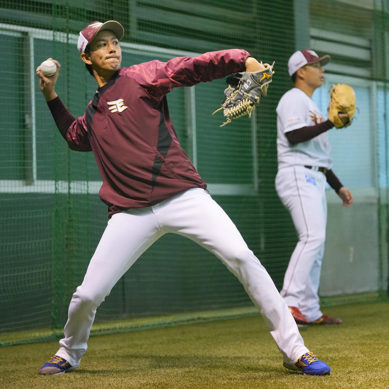 2試合連続で雨天中止となり室内練習場で調整する楽天岸（左）。右は先発登板予定だった藤井（撮影・垰建太）