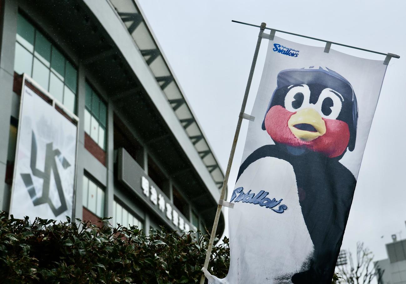 ヤクルト対広島　神宮球場の入り口で風になびくつば九郎ののぼり旗（撮影・河田真司）