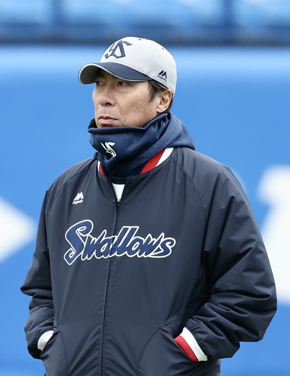 ヤクルト対広島　試合前、練習を見守るヤクルト高津監督（撮影・河田真司）