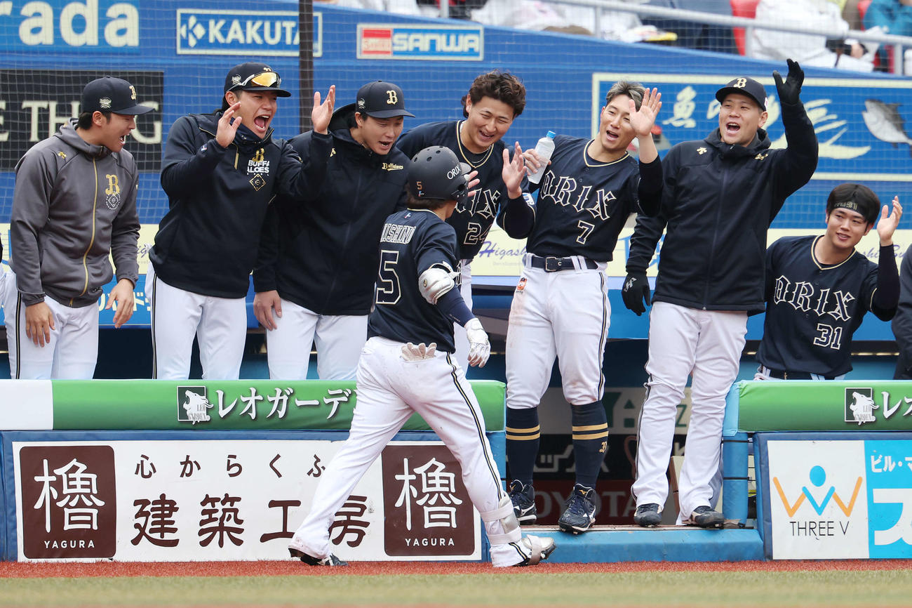 ロッテ対オリックス　7回表オリックス1死一塁、右越え2点本塁打を放った西野（手前）と笑顔でタッチを交わす選手たち（撮影・宮地輝）