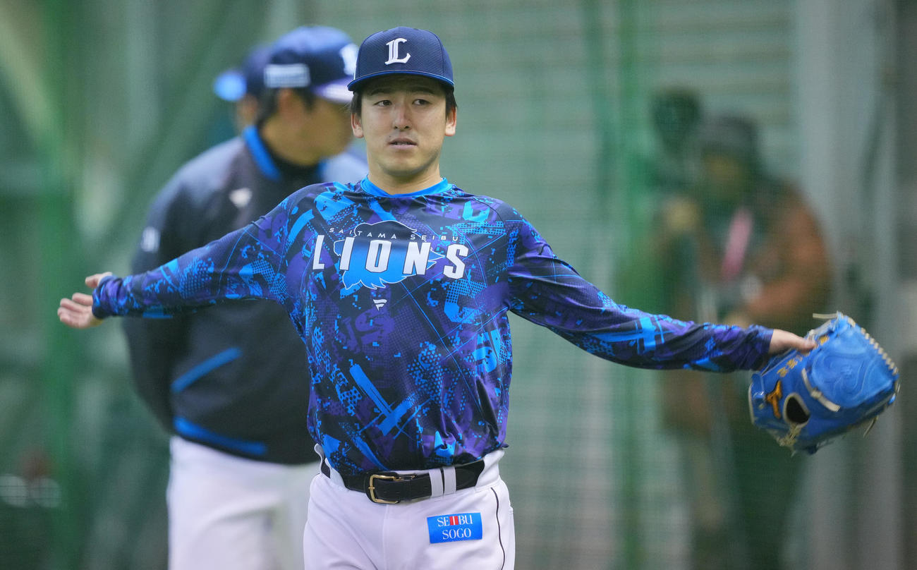 2試合連続で雨天中止となり室内練習場で調整する西武隅田（撮影・垰建太）