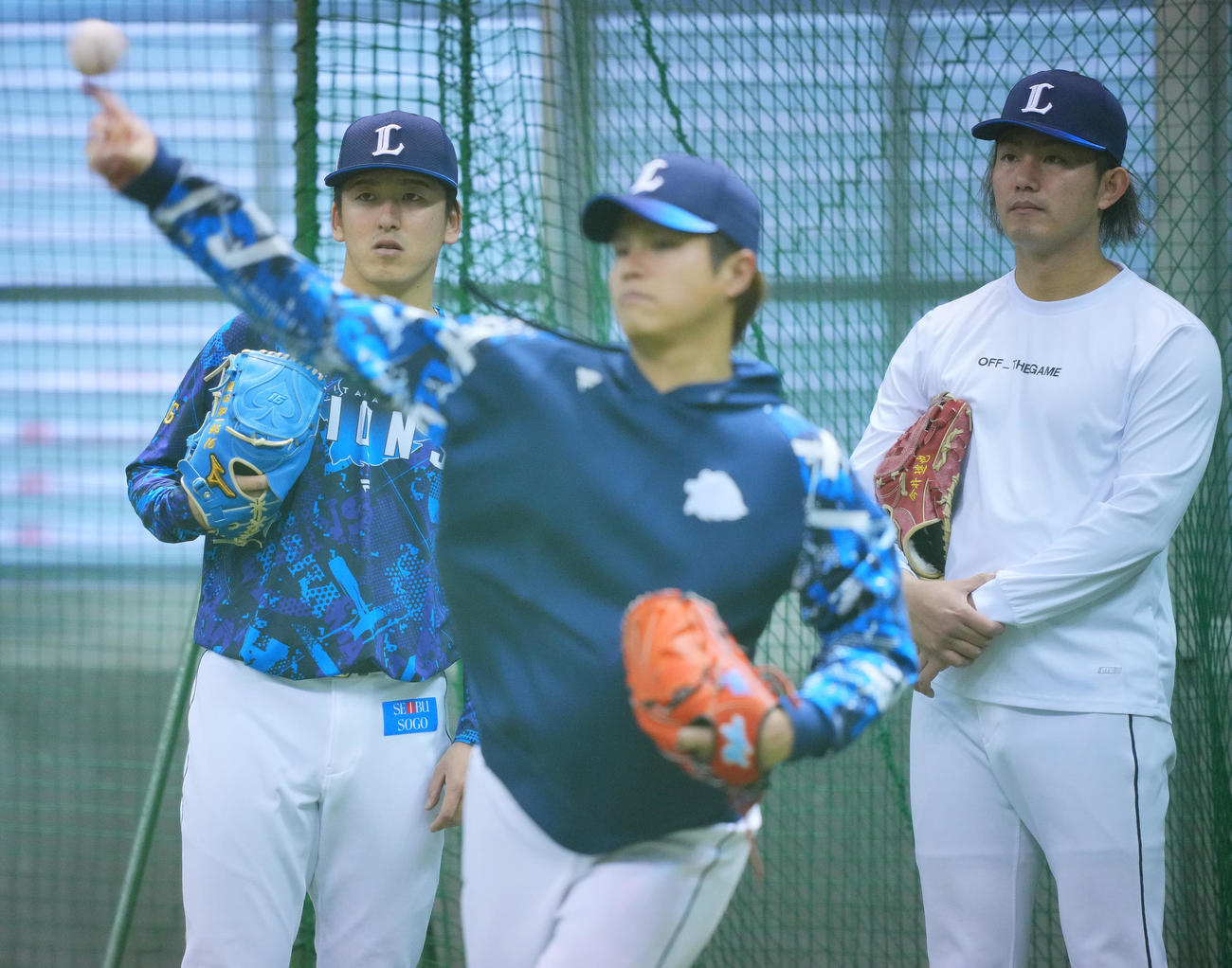 練習中、西武甲斐野（中央）の投球を見つめる隅田（左）と今井（撮影・垰建太）