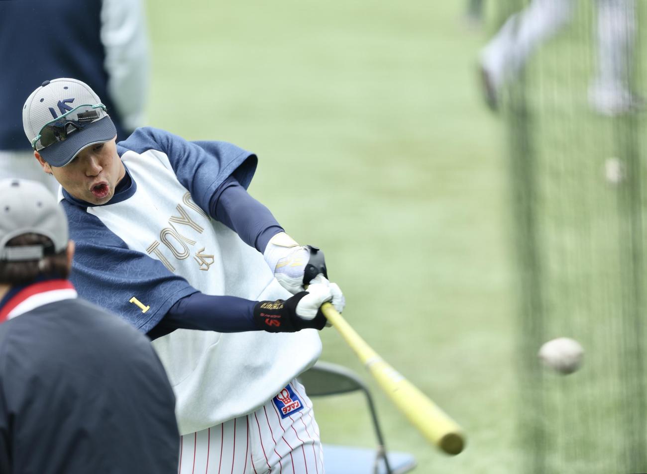 ヤクルト対広島　試合前、練習に臨むヤクルト山田（撮影・河田真司）