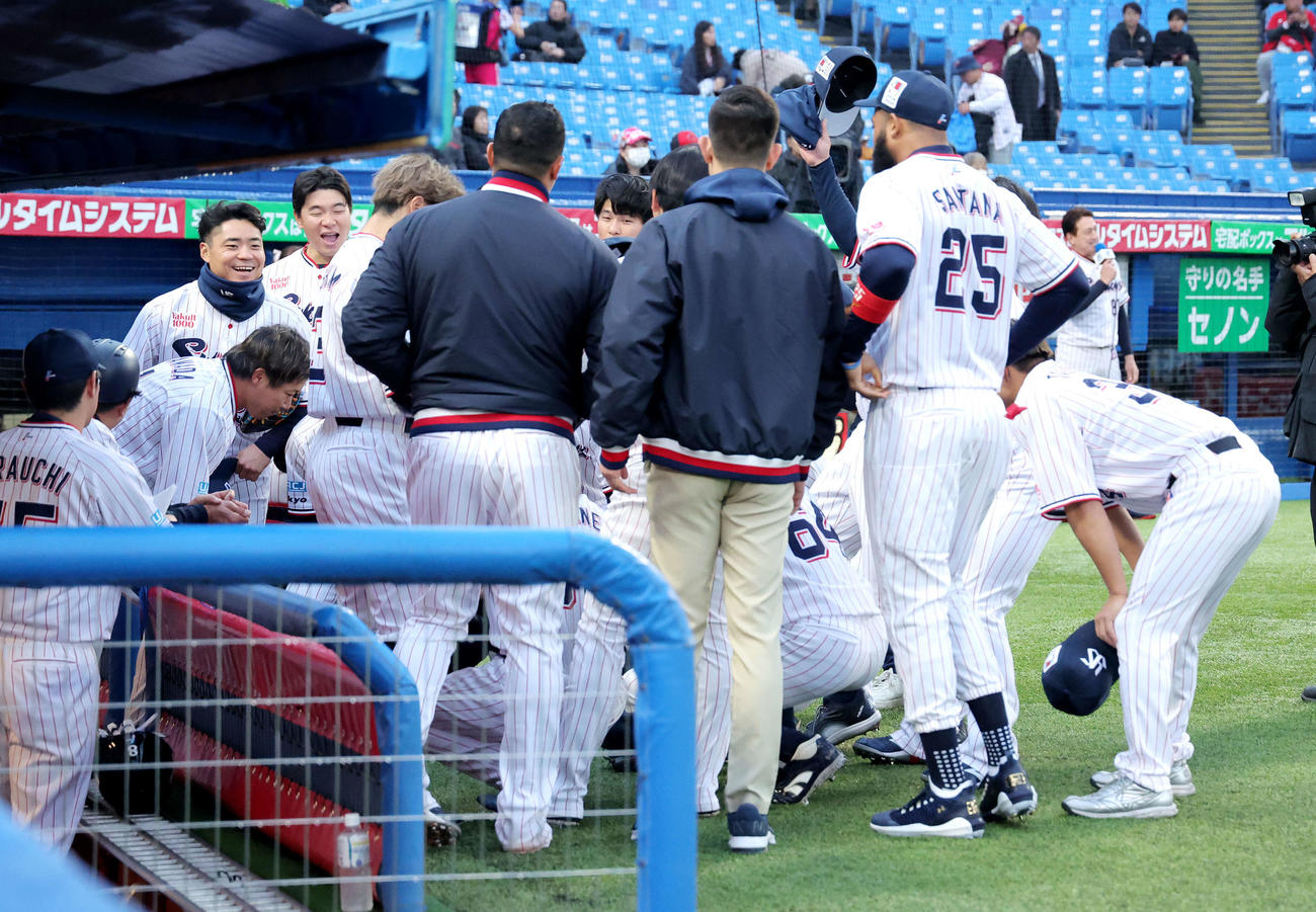 ヤクルト対広島　試合前円陣を組むヤクルトナイン（撮影・河田真司）