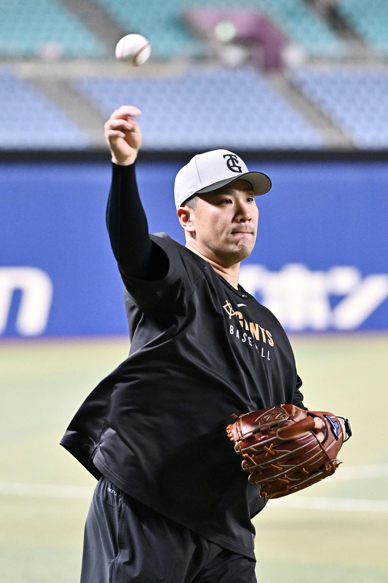 中日対巨人　試合前練習で調整する巨人田中将（撮影・滝沢徹郎）