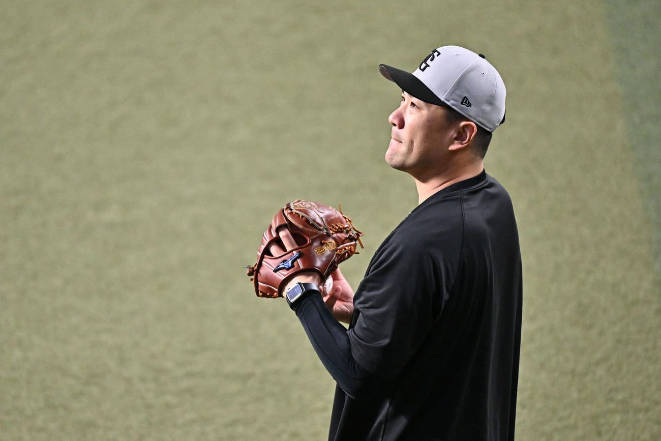 中日対巨人　試合前練習で引き締まった表情で調整する巨人田中将（撮影・滝沢徹郎）