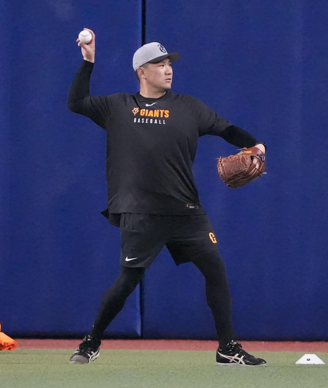 中日対巨人　試合前、キャッチボールをする田中将（撮影・森本幸一）
