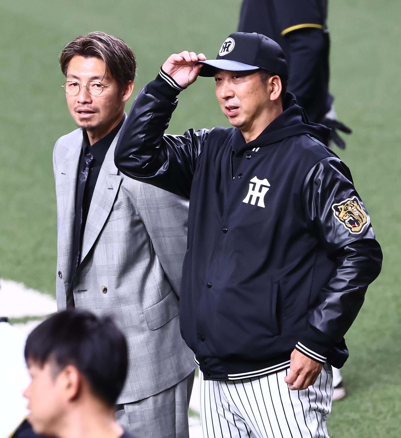 阪神対DeNA　グラウンドで話をする藤川監督（右）と鳥谷氏（撮影・上田博志）