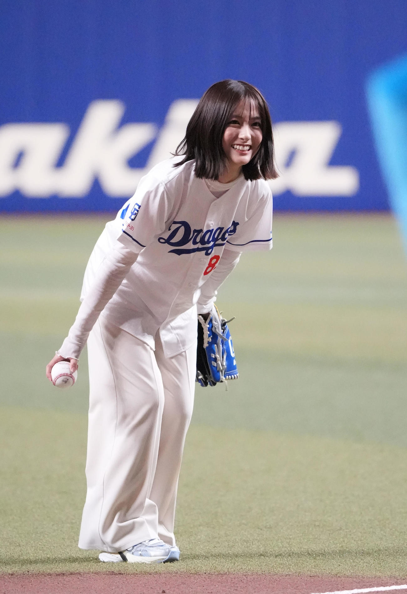 中日対巨人　試合前、始球式に登板したTBSアナウンサーの田村真子（撮影・森本幸一）