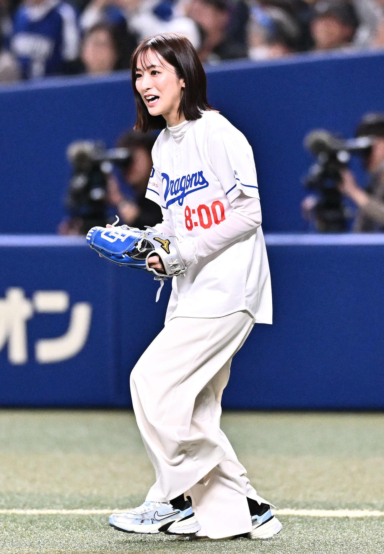 中日対巨人　始球式に臨む田村真子アナウンサー（撮影・滝沢徹郎）