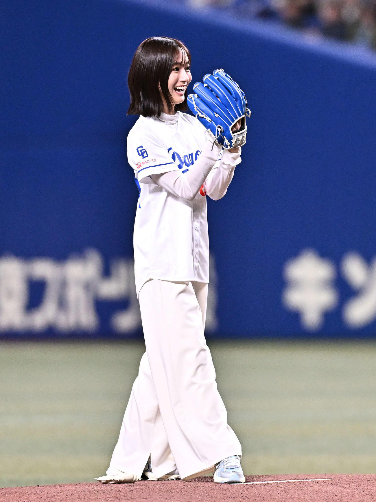 中日対巨人　始球式に臨む田村真子アナウンサー（撮影・滝沢徹郎）