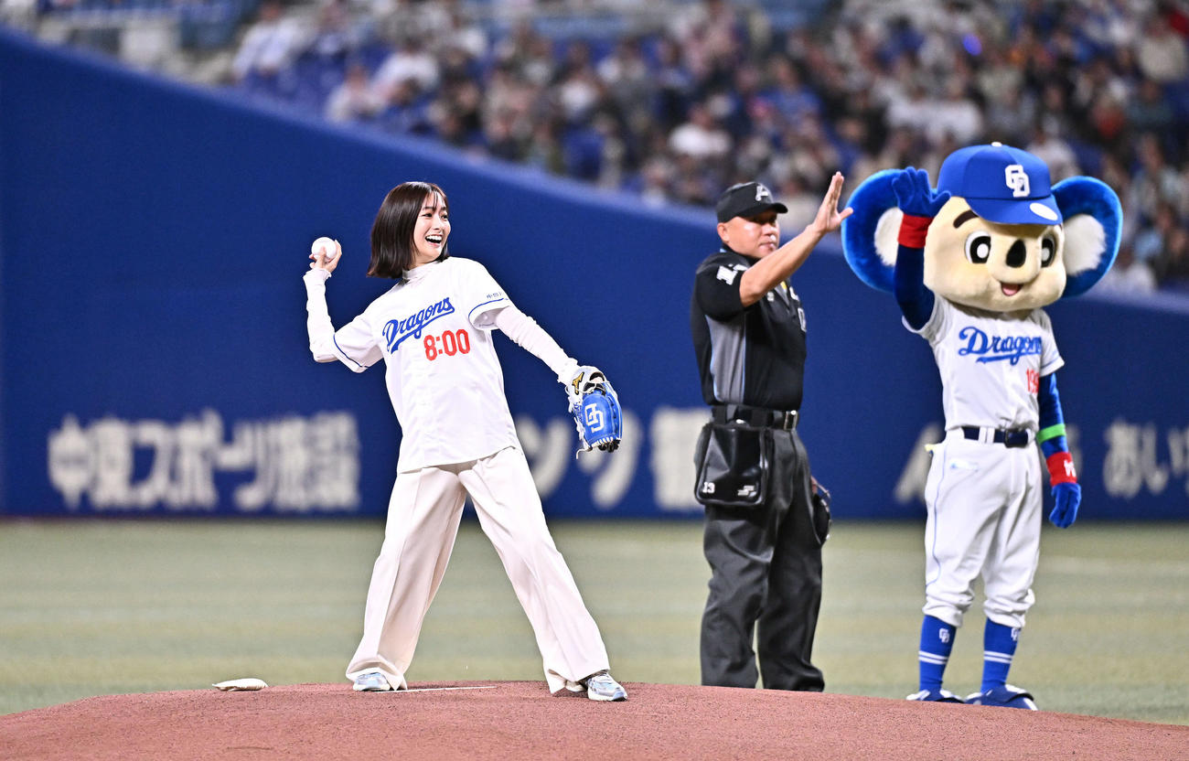 中日対巨人　始球式で投球する田村真子アナウンサー（撮影・滝沢徹郎）