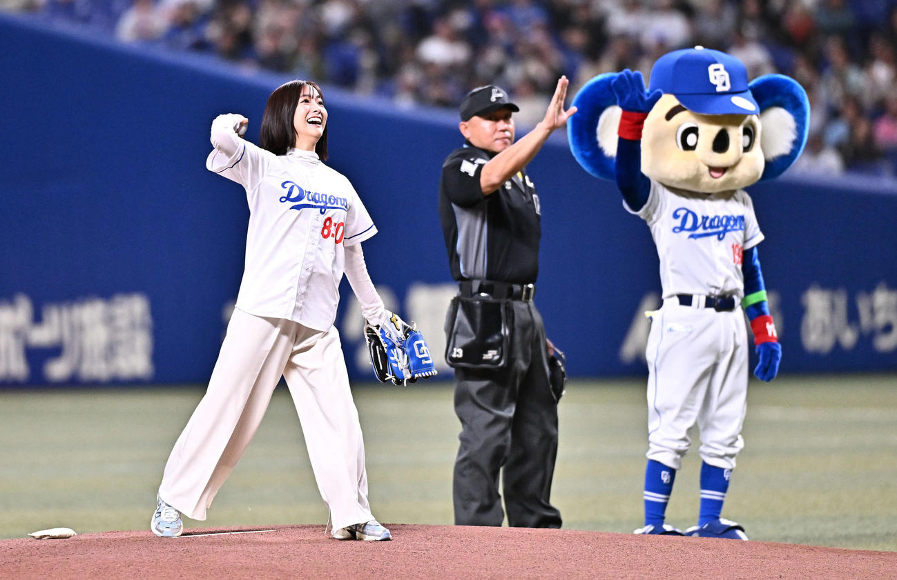 中日対巨人　始球式で投球する田村真子アナウンサー（撮影・滝沢徹郎）