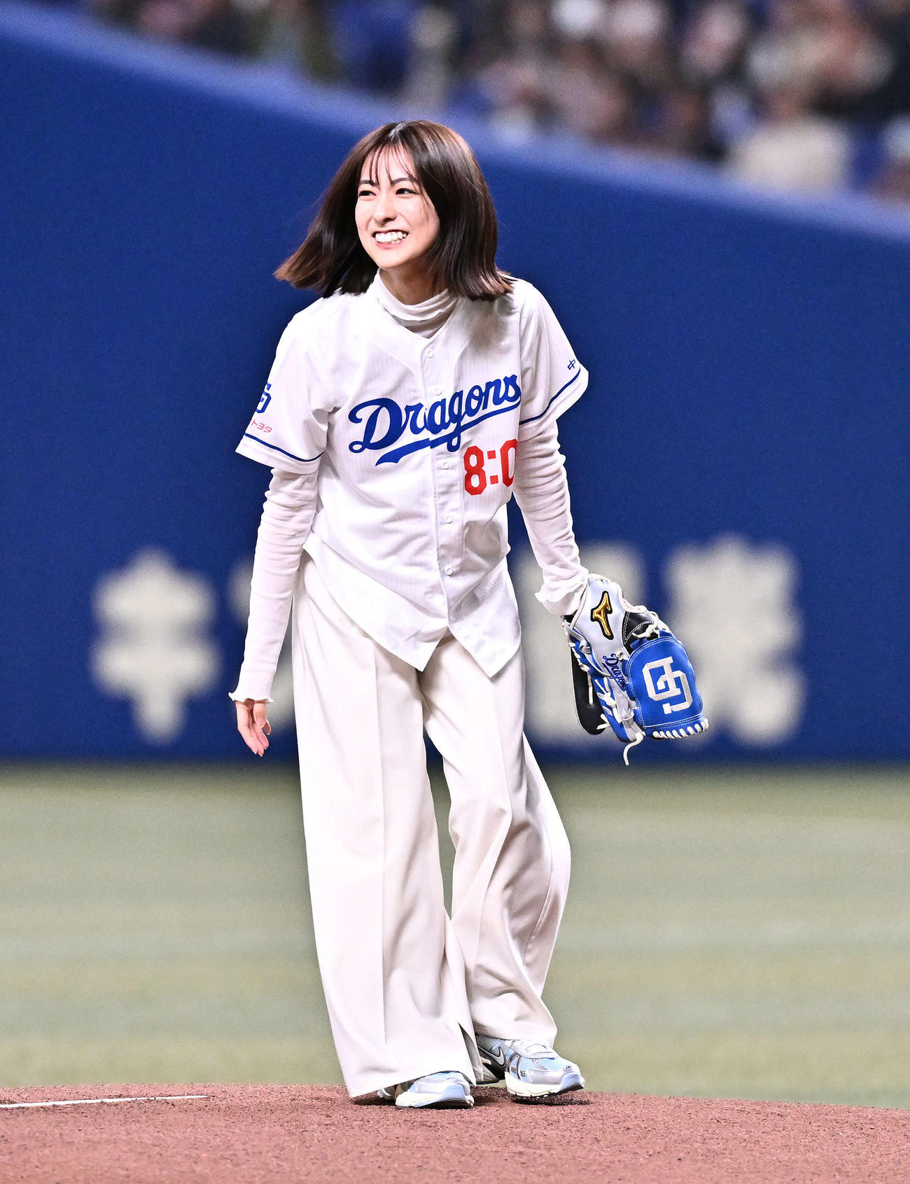 中日対巨人　始球式を終え笑顔の田村真子アナウンサー（撮影・滝沢徹郎）