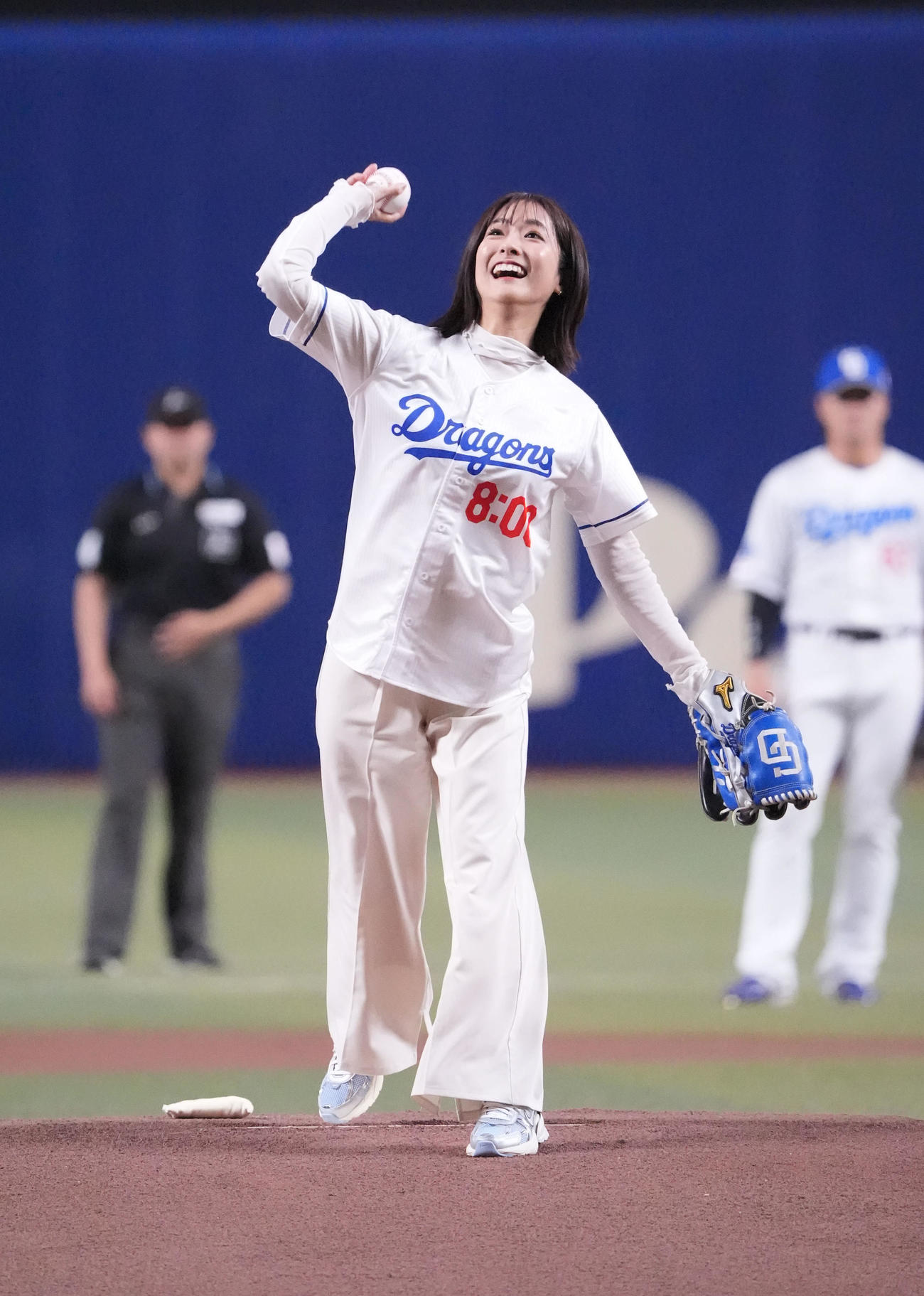 中日対巨人　試合前、始球式に登板するTBSアナウンサーの田村真子（撮影・森本幸一）