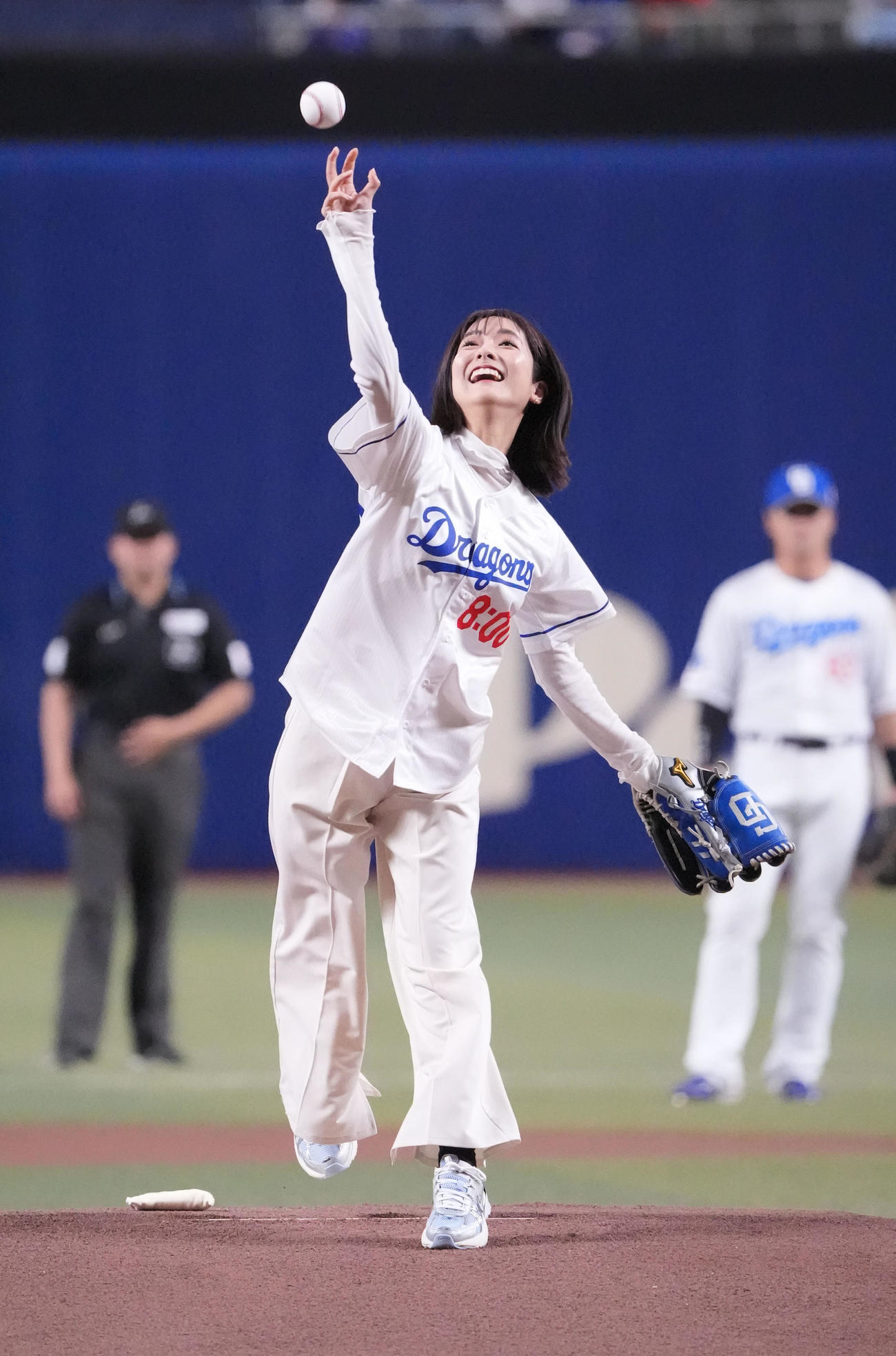 中日対巨人　試合前、始球式に登板するTBSアナウンサーの田村真子（撮影・森本幸一）