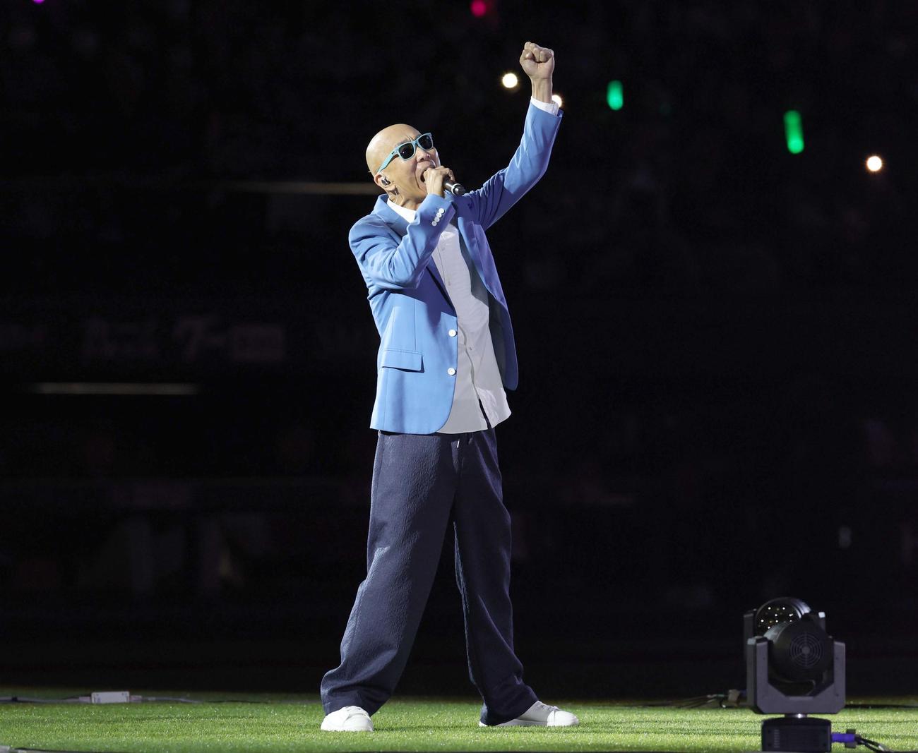 日本ハム対ソフトバンク　試合前のセレモニーで熱唱するサンプラザ中野くん（撮影・黒川智章）
