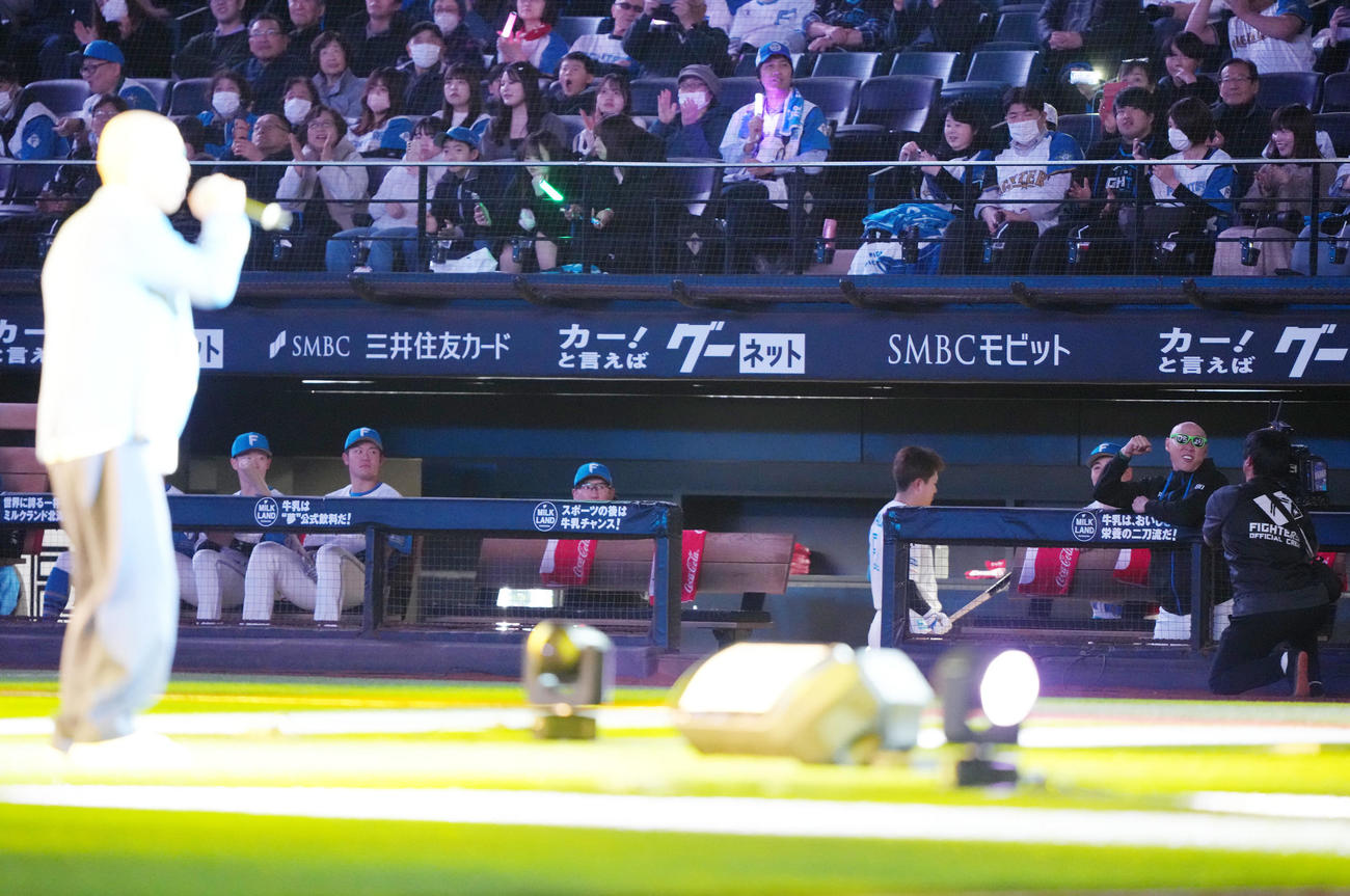 試合前「Runner」を熱唱するサンプラザ中野くん（左端）を見つめる日本ハム森本稀哲コーチ（右端）（撮影・足立雅史）