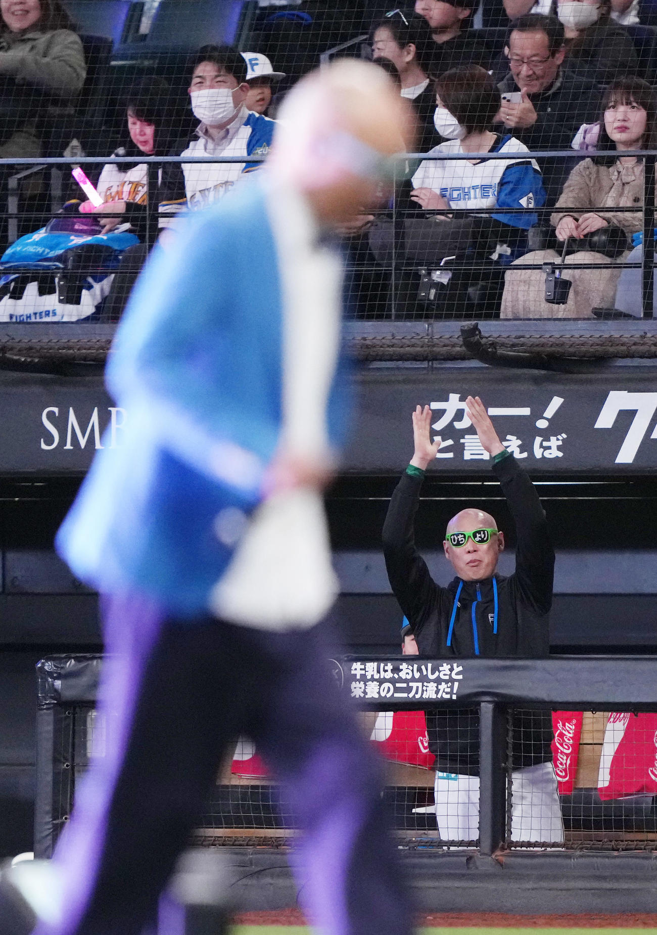 試合前「Runner」を熱唱したサンプラザ中野くん（手前）に拍手を送る日本ハム森本コーチ（撮影・足立雅史）