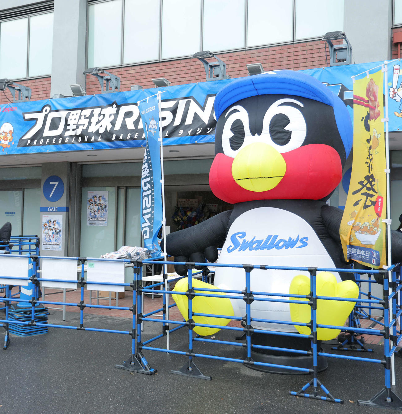 ヤクルト対広島　神宮球場正面に設置されるつば九郎の巨大バルーン（撮影・河田真司）
