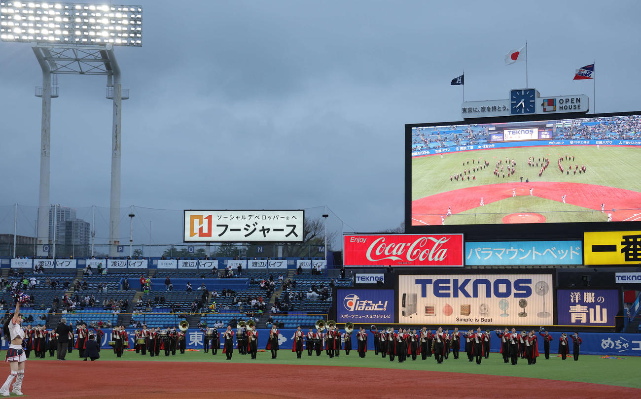 ヤクルト対広島　試合前セレモニーで「2896」を作る東海大高輪台吹奏楽部（撮影・河田真司）
