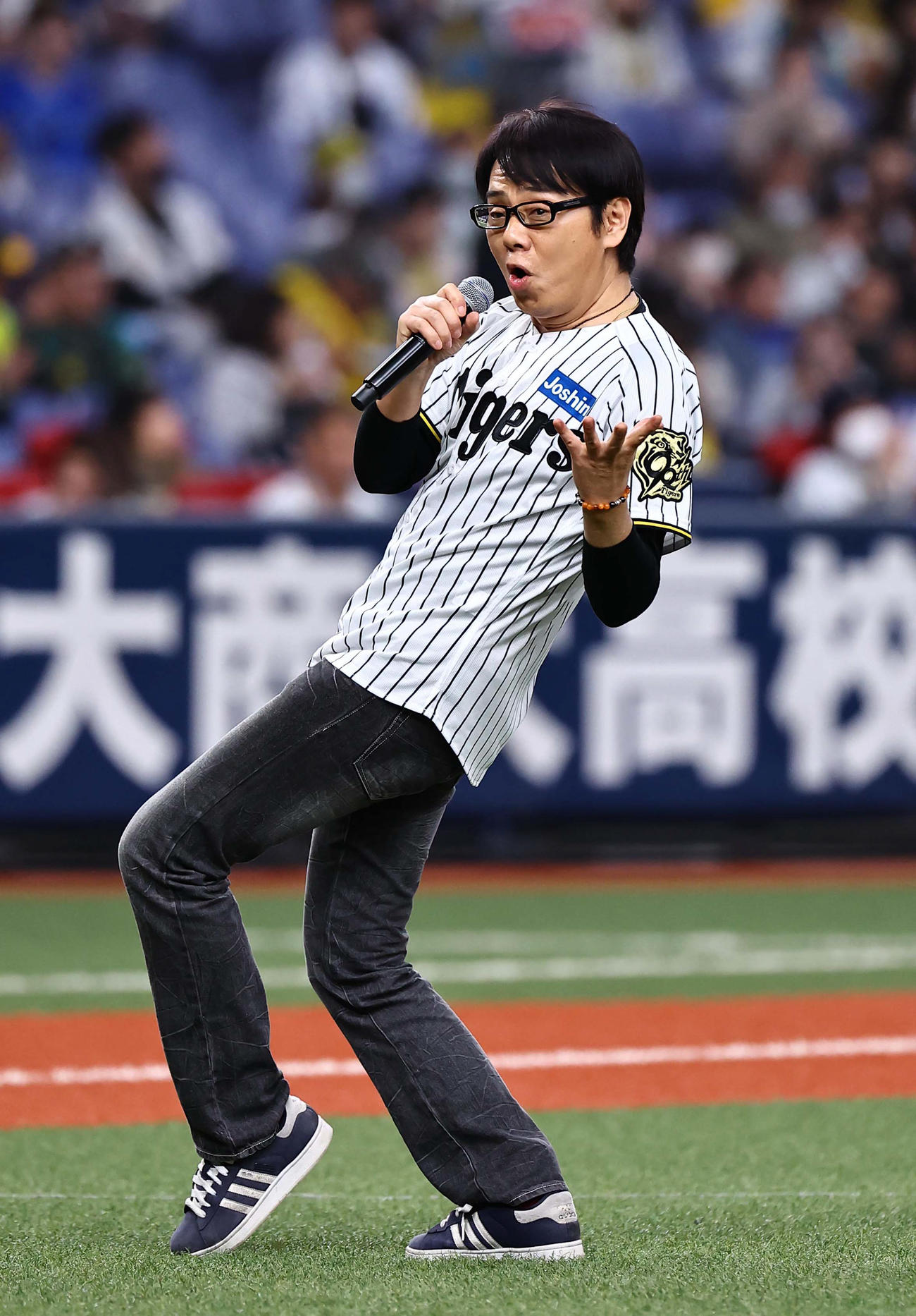 阪神対DeNA　グラウンドで歌うウインズ平阪（撮影・上田博志）