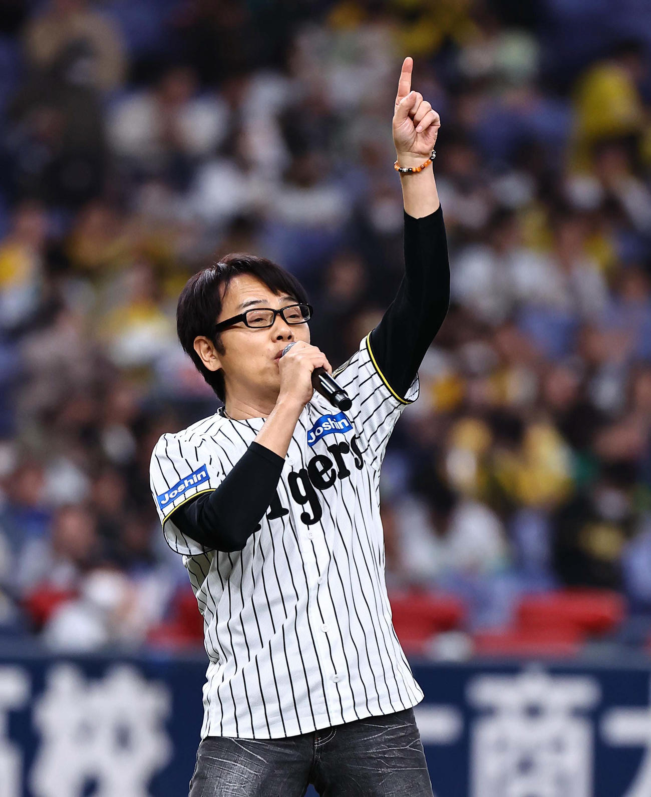 阪神対DeNA　グラウンドで歌うウインズ平阪（撮影・上田博志）