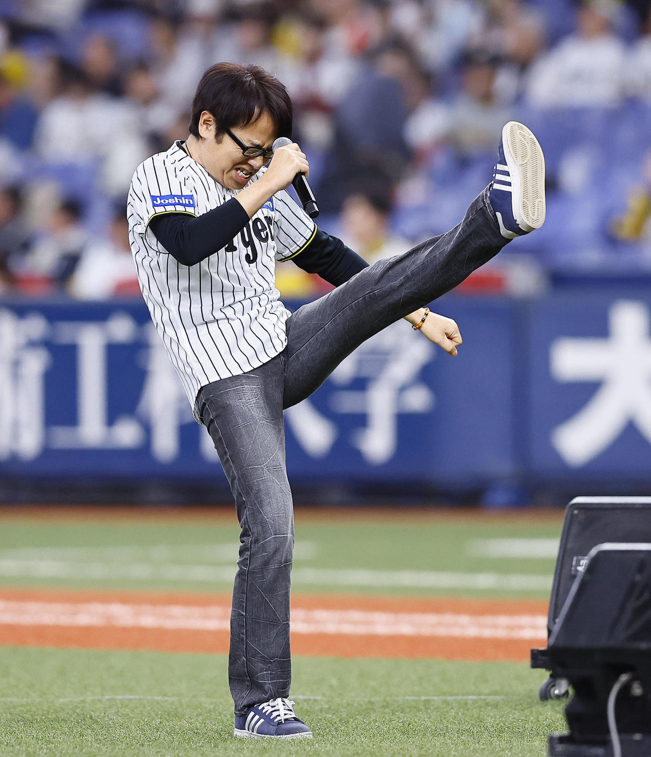阪神対DeNA　ミニライブを行う歌手のウインズ平阪（撮影・藤尾明華）
