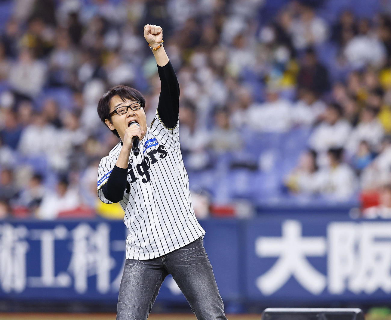 阪神対DeNA　ミニライブを行う歌手のウインズ平阪（撮影・藤尾明華）