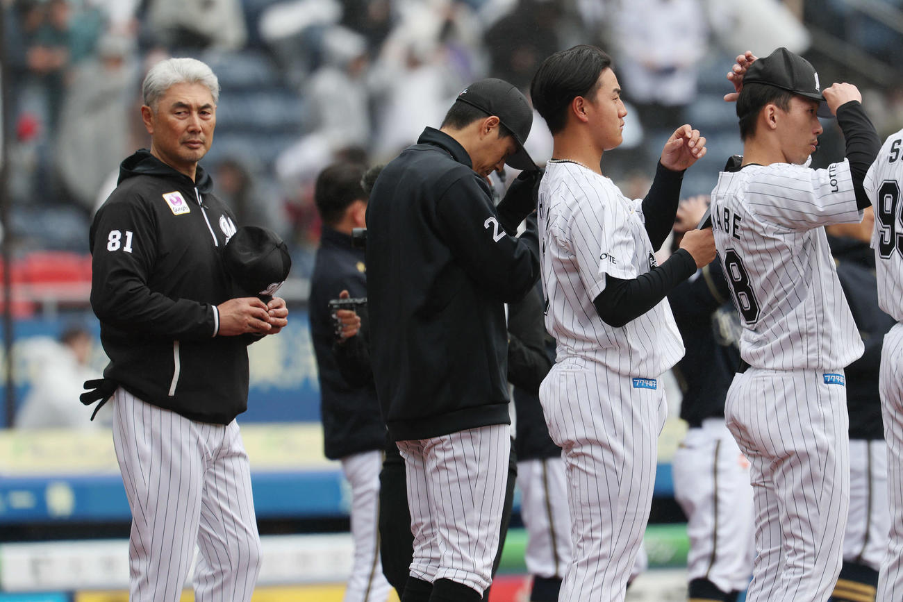ロッテ対オリックス　ホーム開幕戦セレモニーで整列するロッテ吉井監督（左）と西川（同3人目）ら（撮影・宮地輝）