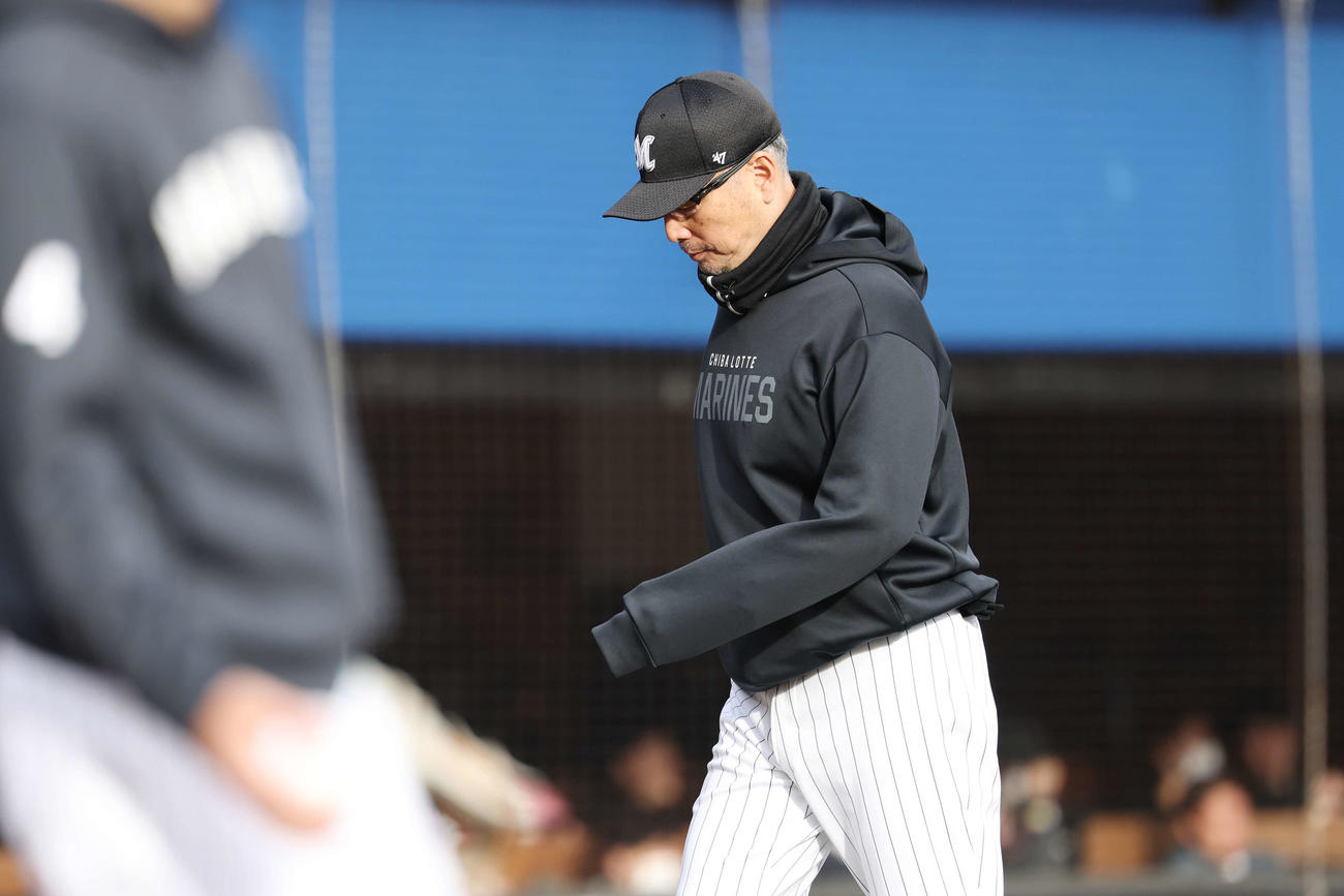ロッテ対オリックス　7回を終え選手交代を告げベンチに下がるロッテ吉井監督（撮影・宮地輝）