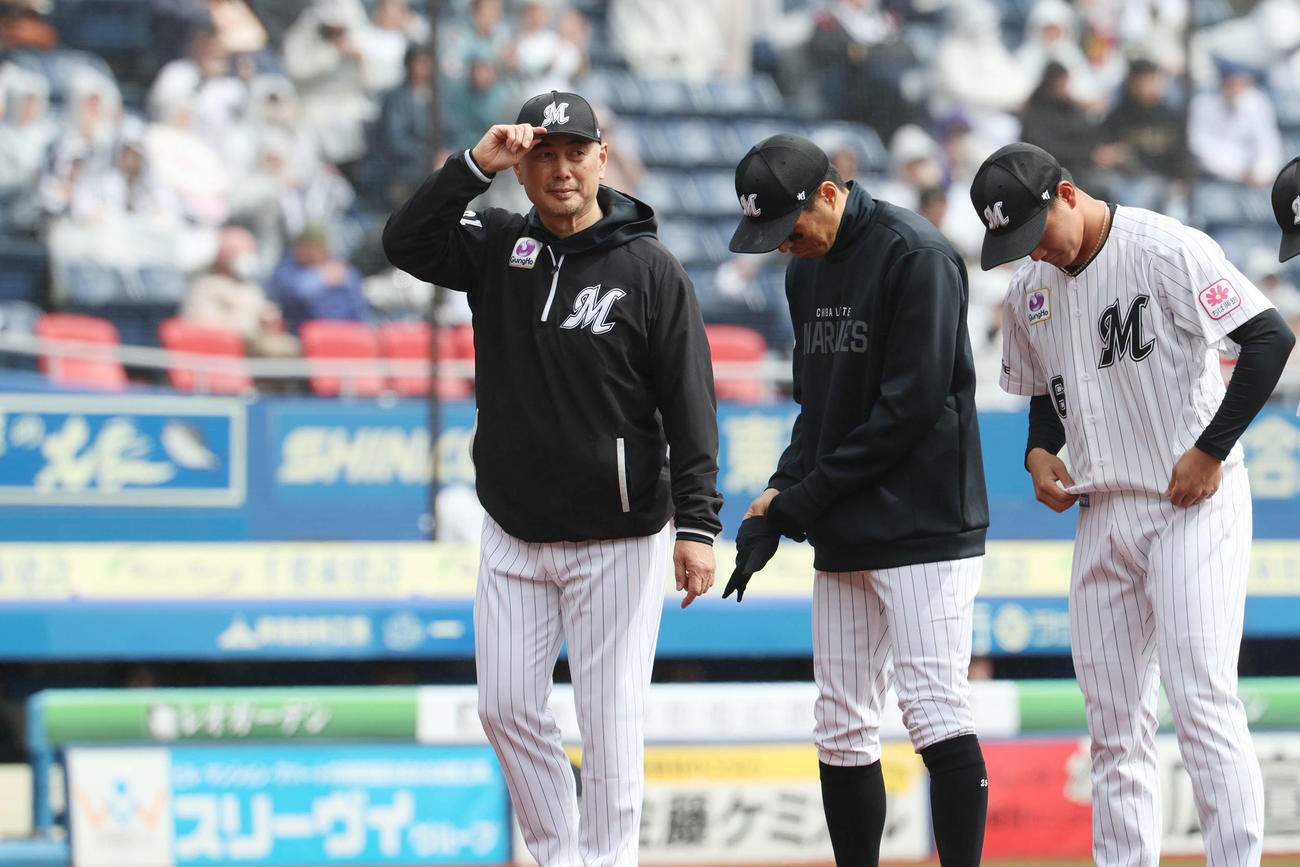 ロッテ対オリックス　ホーム開幕戦セレモニーで整列するロッテ吉井監督（左）（撮影・宮地輝）