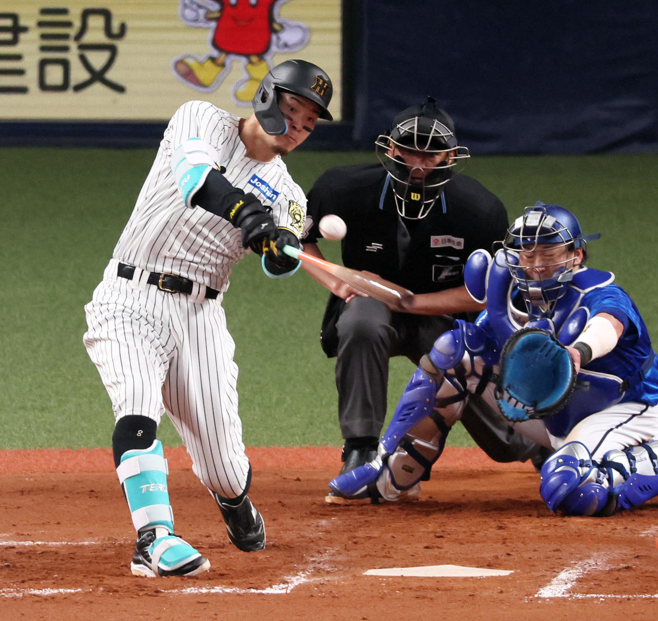 阪神対DeNA 4回裏阪神1死一塁、佐藤輝は右越え適時二塁打を放つ（撮影・加藤哉）