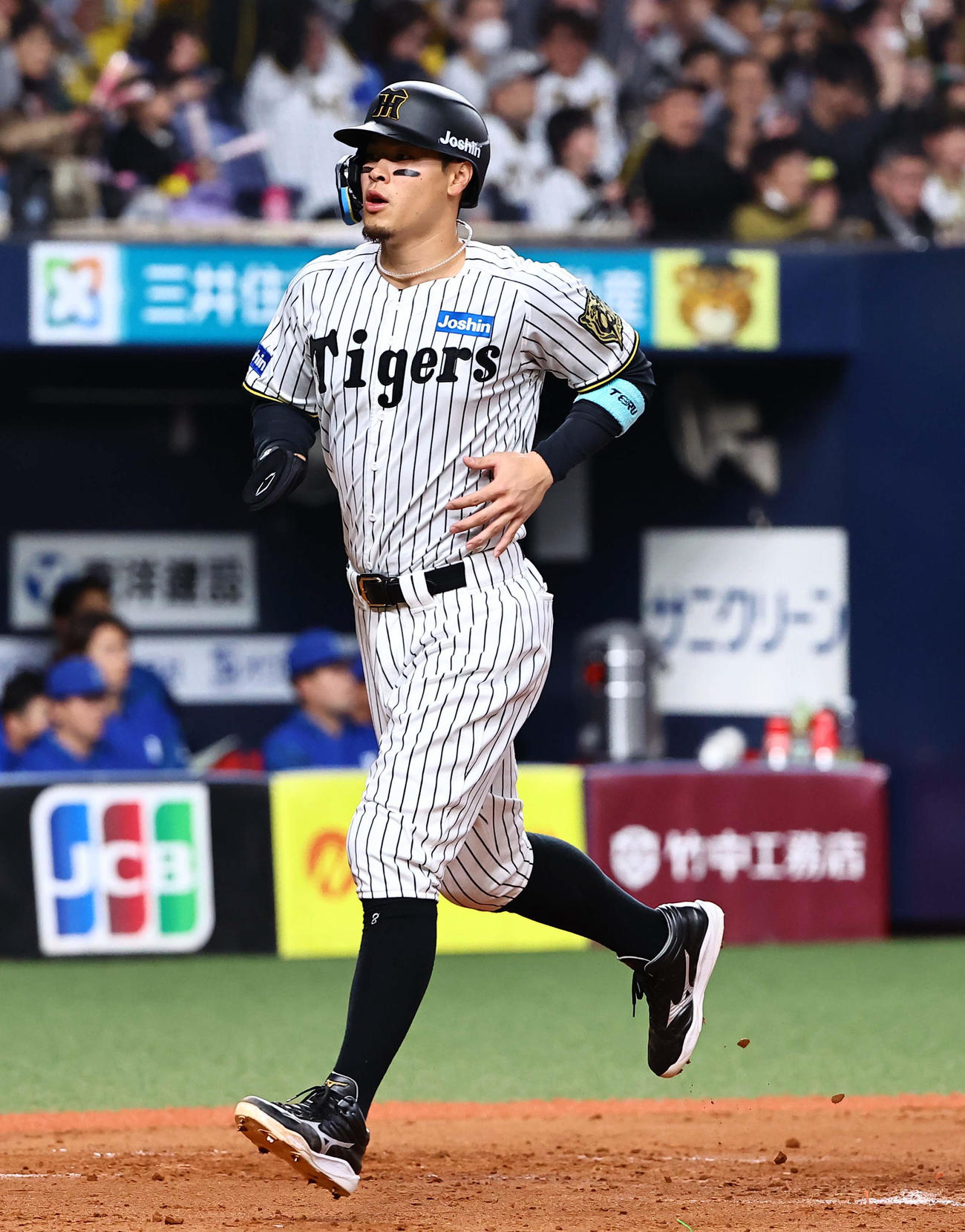 阪神対DeNA 4回裏阪神1死二塁、森下の適時二塁打で生還する佐藤輝（撮影・上田博志）